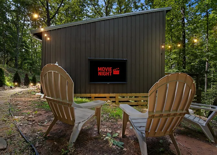 Couple\'S Cabin With Outdoor Movies, Firepit And Hot Tub - Rose Peak Loft